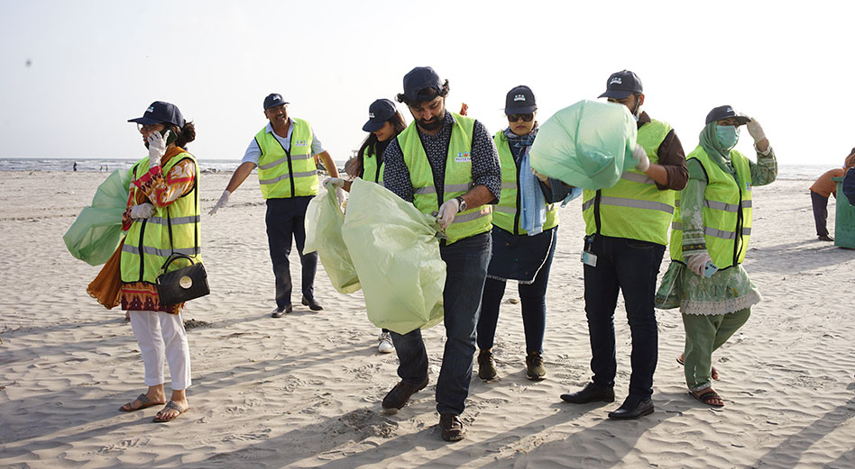 Nestlé Pakistan organized a beach cleaning activity at Sea View Beach in Karachi under its global employee volunteer program, Nestlé Cares. This activity was conducted in partnership with the National Forum for Environment & Health (NFEH).